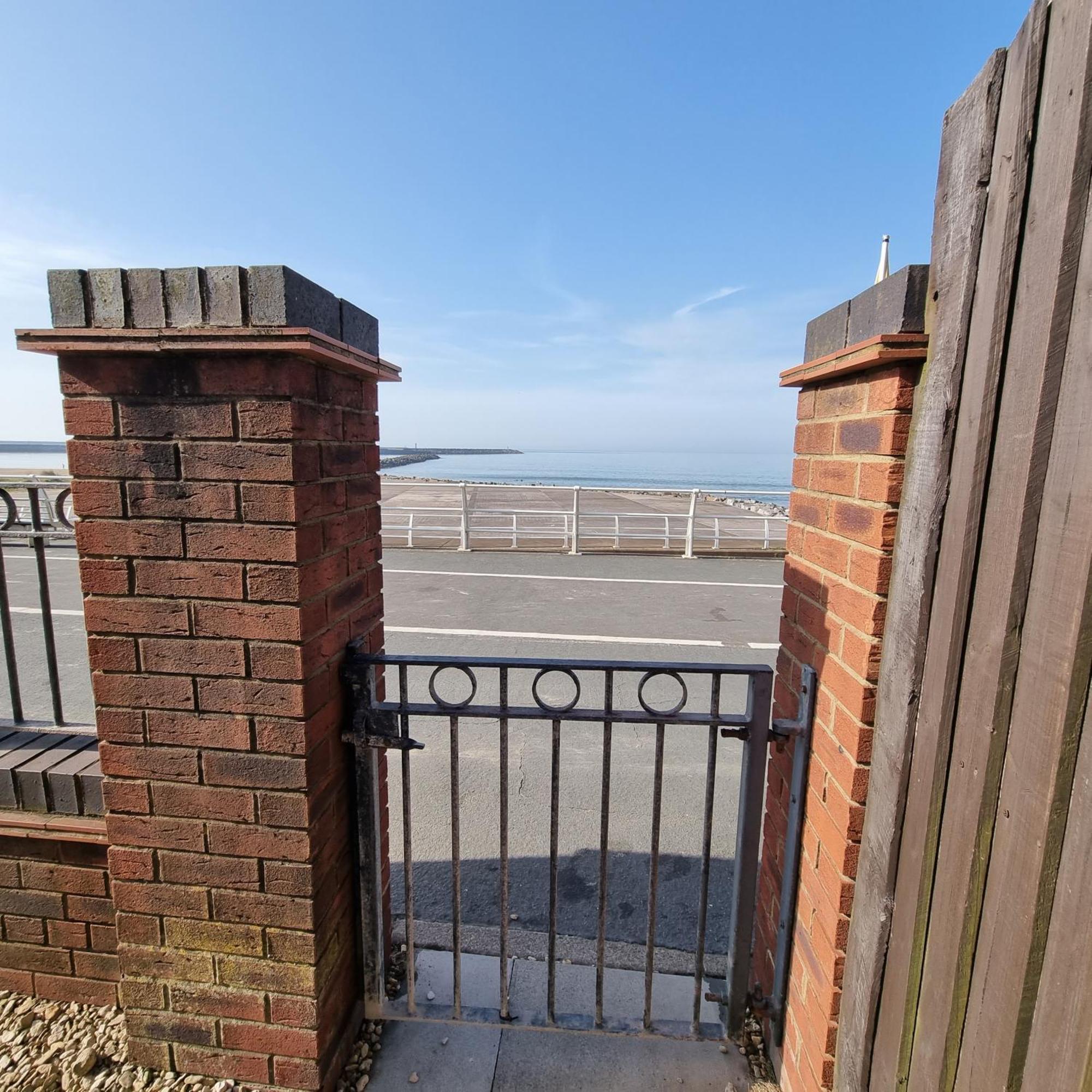 Sea Escape The Tardiis Beachfront Location Aberavon Beach Sea Views Driveway Parking Port Talbot Buitenkant foto